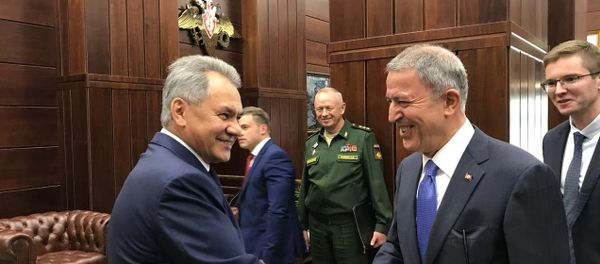 Министры обороны России Сергей Шойгу и Турции Хулуси Акар - Sputnik Азербайджан