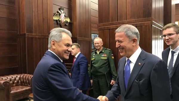 Министры обороны России Сергей Шойгу и Турции Хулуси Акар - Sputnik Азербайджан