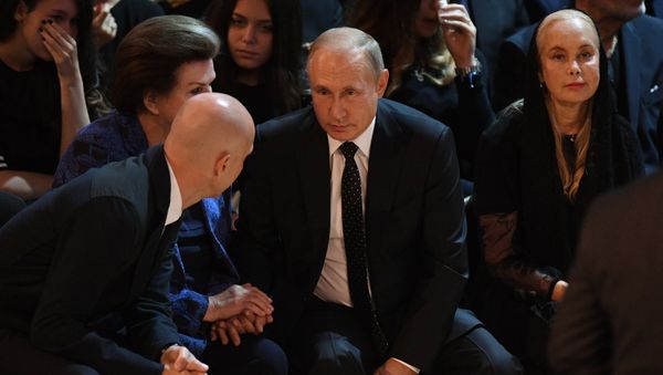Президент РФ Владимир Путин на церемонии прощания с народным артистом СССР, депутатом Государственной Думы РФ Иосифом Кобзоном в Концертном зале имени П. И. Чайковского - Sputnik Азербайджан