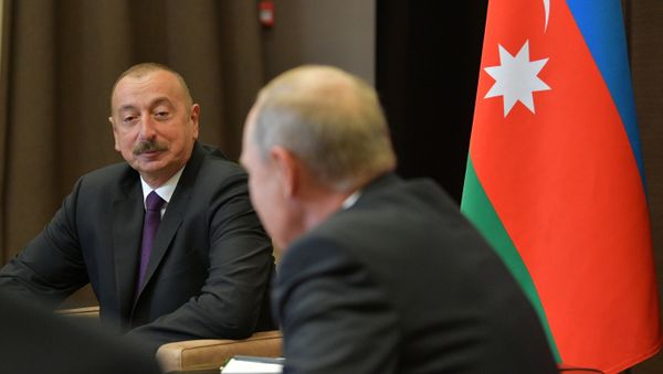 Президент РФ Владимир Путин и президент Азербайджана Ильхам Алиев (слева) во время встречи - Sputnik Азербайджан