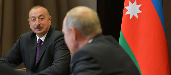 Президент РФ Владимир Путин и президент Азербайджана Ильхам Алиев (слева) во время встречи - Sputnik Азербайджан