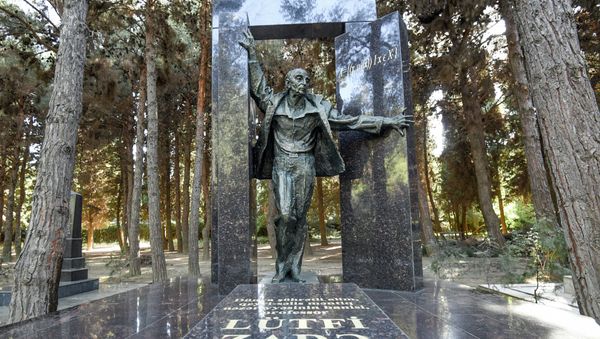 Надгробный мемориал профессора Лютфи Заде в Аллее почетного захоронения в Баку - Sputnik Азербайджан