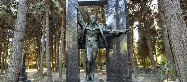 Надгробный мемориал профессора Лютфи Заде в Аллее почетного захоронения в Баку - Sputnik Азербайджан