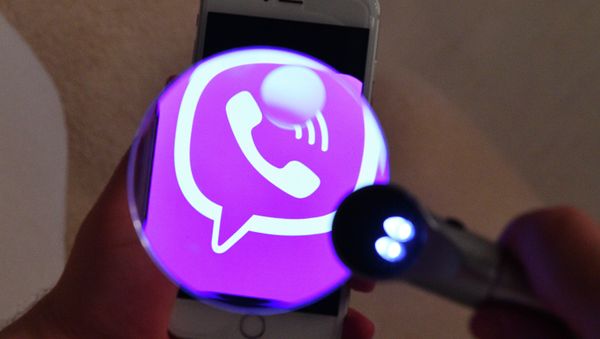 Логотип мессенджера Viber на экране смартфона - Sputnik Азербайджан