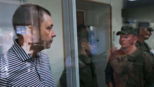 Руководитель портала РИА Новости Украина Кирилл Вышинский (слева) в зале апелляционного суда Херсонской области Украины, где рассматривается апелляция на его арест. К. Вышинский, задержанный в Киеве и арестованный судом Херсона на 60 дней без возможности внесения залога, подозревается в поддержке самопровозглашенных республик Донбасса и государственной измене - Sputnik Азербайджан