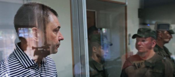 Руководитель портала РИА Новости Украина Кирилл Вышинский (слева) в зале апелляционного суда Херсонской области Украины, где рассматривается апелляция на его арест. К. Вышинский, задержанный в Киеве и арестованный судом Херсона на 60 дней без возможности внесения залога, подозревается в поддержке самопровозглашенных республик Донбасса и государственной измене - Sputnik Азербайджан