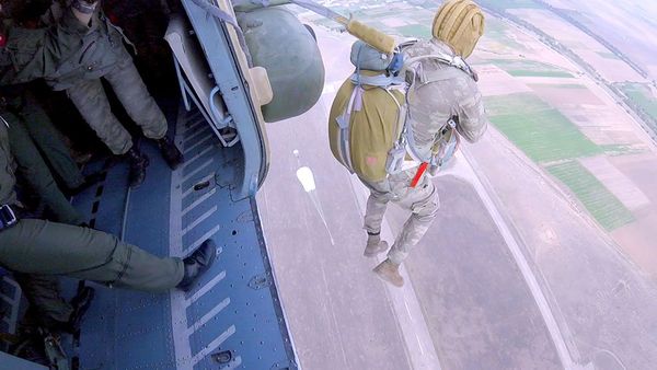 Занятия по парашютной подготовке подразделений ВВС Азербайджана - Sputnik Азербайджан