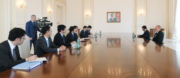 Президент Ильхам Алиев на встрече с японской делегацией, возглавляемой министром иностранных дел страны Таро Коно. Баку, 5 сентября 2018 года - Sputnik Азербайджан