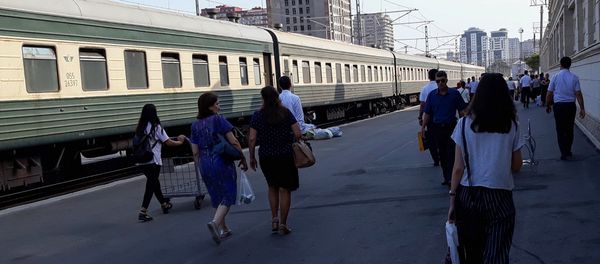 Пассажиры на перроне Бакинского железнодорожного вокзала - Sputnik Азербайджан
