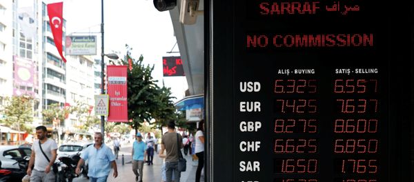 Люди проходят рядом с электронным табло с курсом иностранных валют в Стамбуле, Турция, 31 августа 2018 года - Sputnik Азербайджан