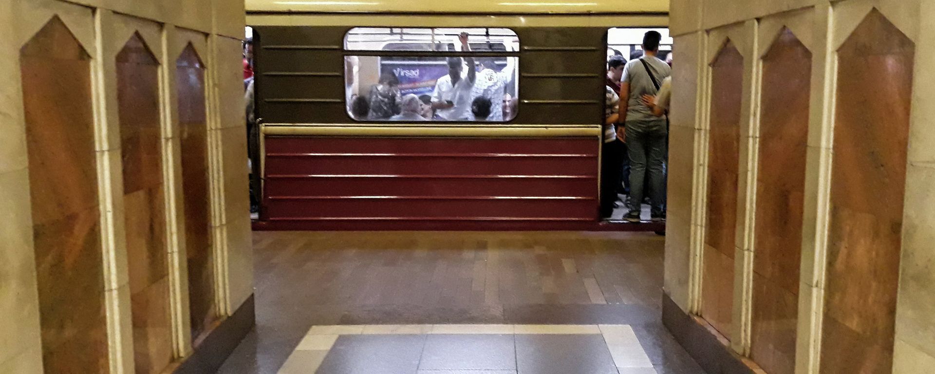 Поезд на станции Эльмляр Академиясы Бакинского метрополитена Поезд на станции Эльмляр Академиясы Бакинского метрополитена - Sputnik Азербайджан, 1920, 02.05.2025