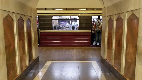 Поезд на станции Эльмляр Академиясы Бакинского метрополитена Поезд на станции Эльмляр Академиясы Бакинского метрополитена - Sputnik Азербайджан