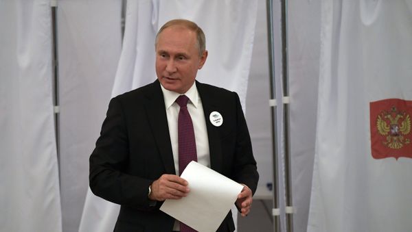 Президент РФ Владимир Путин во время голосования на выборах мэра Москвы на избирательном участке № 2151 в здании Российской академии наук - Sputnik Азербайджан