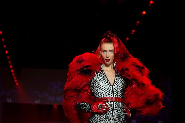 Модели представляют коллекцию дизайнера The Blonds на Неделе моды в Нью-Йорке, США - Sputnik Азербайджан