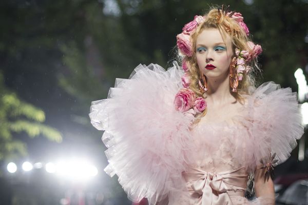 Модель представляет коллекцию бренда Rodarte на Неделе моды в Нью-Йорке, США - Sputnik Азербайджан