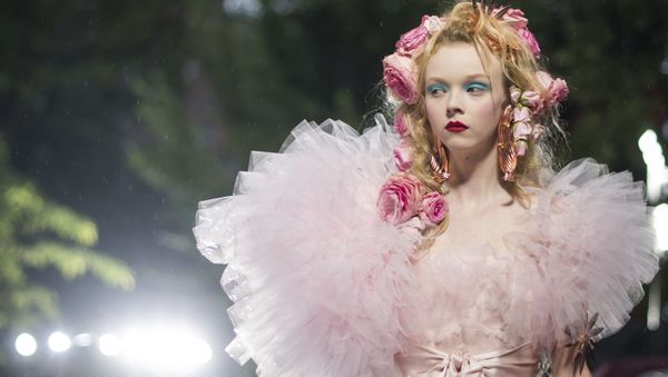 Модель представляет коллекцию бренда Rodarte на Неделе моды в Нью-Йорке, США - Sputnik Азербайджан