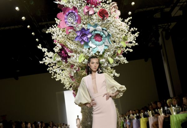 Модель представляет коллекцию бренда Badgley Mischka на Неделе моды в Нью-Йорке, США - Sputnik Азербайджан