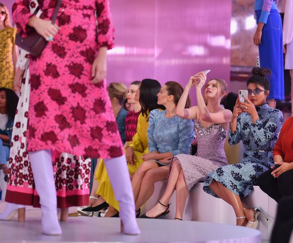 Элизабет Олсен, Приянка Чопра и Кейт Босуорт на модном показе Kate Spade в рамках Недели моды в Нью-Йорке, США - Sputnik Азербайджан