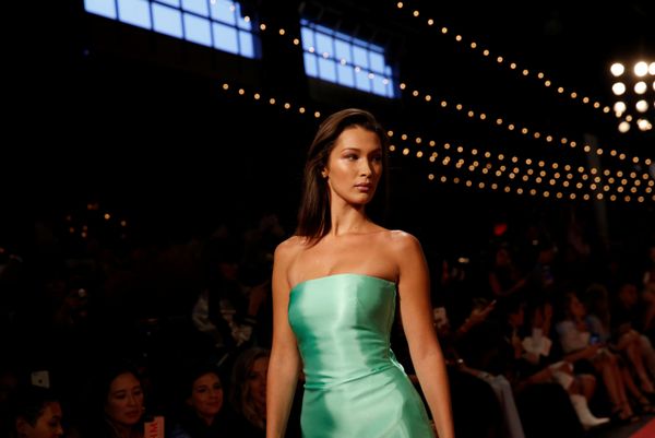 Модель Белла Хадид на показе коллекции Brandon Maxwell сезона весна/лето 2019 на Неделе моды в Нью-Йорке - Sputnik Азербайджан