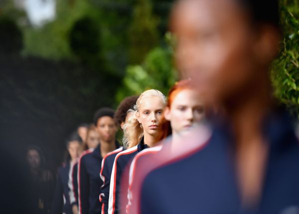 Модели на показе коллекции Tory Burch сезона весна/лето 2019 на Неделе моды в Нью-Йорке - Sputnik Азербайджан