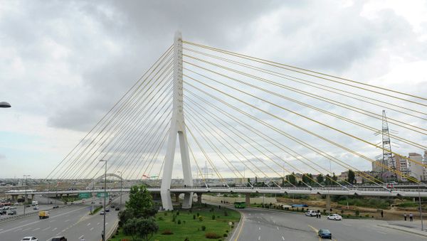 Мост на пересечении бакинских проспектов Гейдара Алиева и Зии Буниятова, близ станции метро Кероглу - Sputnik Азербайджан