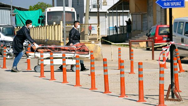 Эвакуация пострадавших в результате предполагаемой химатаки в Идлибе, фото из архива - Sputnik Азербайджан