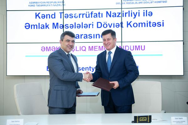 Министр сельского хозяйства Азербайджана Инам Керимов (слева)  и председатель Государственного комитета по имущественным вопросам Керем Гасанов на церемонии подписания меморандума. Баку, 12 сентября 2018 года - Sputnik Азербайджан