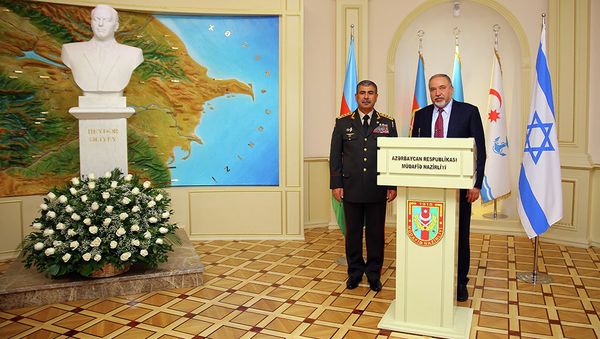 Министры обороны Азербайджана и Израиля Закир Гасанов и Авигдор Либерман перед встречей в Министерстве обороны Азербайджана. Баку, 13 сентября 2018 года - Sputnik Азербайджан