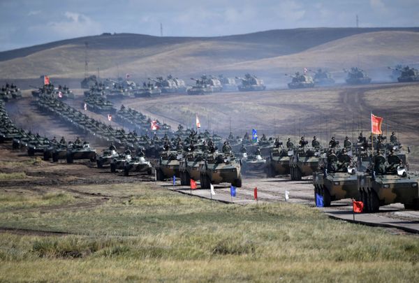 Парад участников военных маневров Восток-2018 на забайкальском полигоне Цугол - Sputnik Азербайджан
