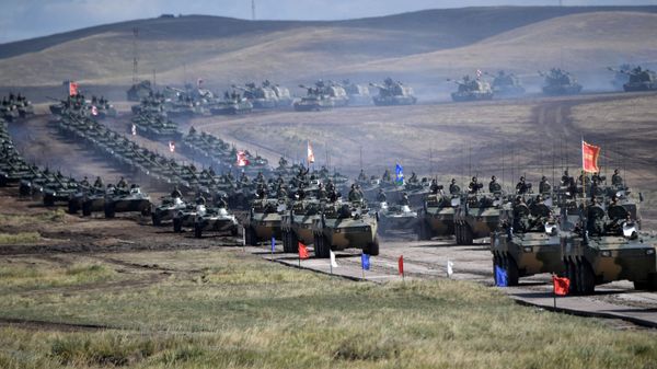 Парад участников военных маневров Восток-2018 на забайкальском полигоне Цугол - Sputnik Азербайджан