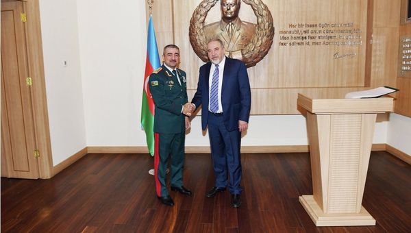 Начальник Государственной пограничной службы Азербайджана генерал-полковник Эльчин Гулиев и министр обороны Израиля Авигдор Либерман во время встречи. Баку, 14 сентября 2018 года / - Sputnik Азербайджан