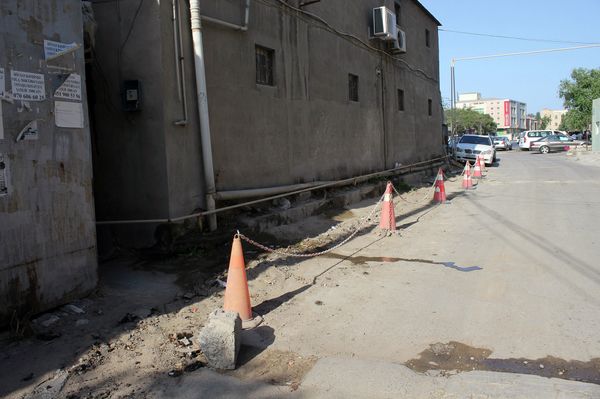 Магазины, расположенные в Хатаинском районе по адресу проспект Бабека квартал 2334, больше двух месяцев лишены своей линии для вывода сточных вод - Sputnik Азербайджан