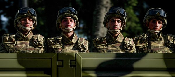 Военный парад по случаю 100-летия освобождения Баку Кавказской исламской армией. 15 сентября 2018 года - Sputnik Азербайджан