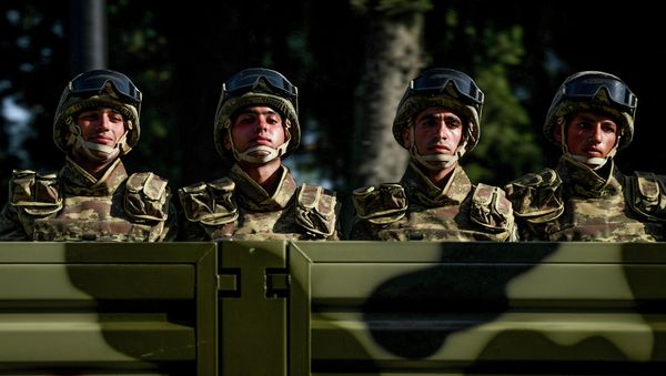 Военный парад по случаю 100-летия освобождения Баку Кавказской исламской армией. 15 сентября 2018 года - Sputnik Азербайджан