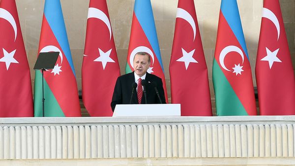 Выступление президента Турции Реджепа Тайипа Эрдогана на военном параде, посвященном 100-летию освобождения Баку Кавказской исламской армией. Баку, 15 сентября 2018 года - Sputnik Азербайджан