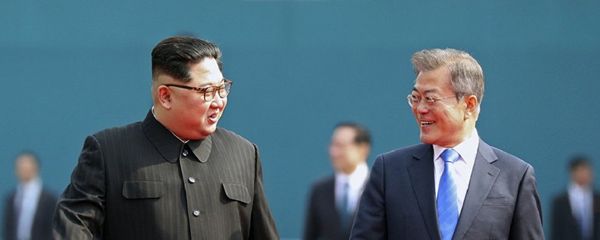 Лидеры Южной Кореи и КНДР Мун Чжэ Ин и Ким Чен Ын - Sputnik Азербайджан