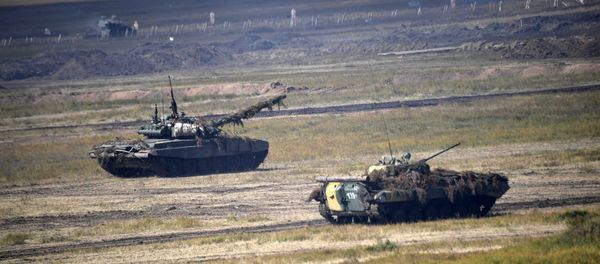 Основной этап военных маневров вооруженных сил Восток-2018 на полигоне Цугол в Забайкальском крае - Sputnik Азербайджан
