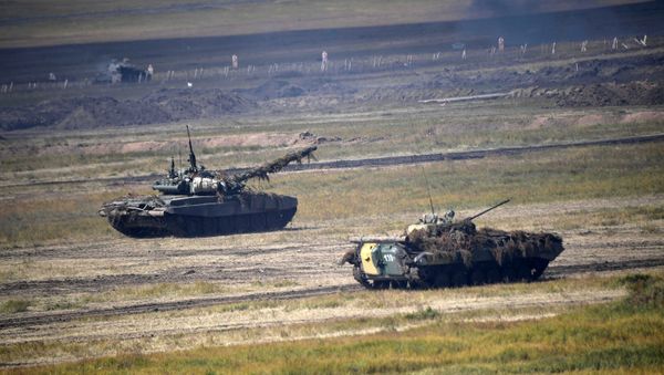Основной этап военных маневров вооруженных сил Восток-2018 на полигоне Цугол в Забайкальском крае - Sputnik Азербайджан