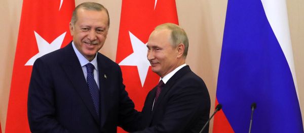 Президент РФ Владимир Путин и президент Турции Реджеп Тайип Эрдоган на пресс-конференции по итогам встречи в Сочи. 17 сентября 2018 года - Sputnik Азербайджан