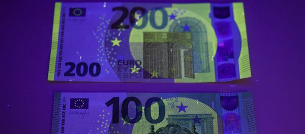 Новые банкноты номиналом в 100 и 200 евро Новые банкноты номиналом в 100 и 200 евро - Sputnik Азербайджан
