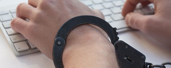 Мужчина в наручниках перед компьютером, фото из архива Мужчина в наручниках перед компьютером, фото из архива - Sputnik Азербайджан