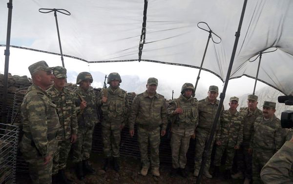 Министр обороны генерал-полковник Закир Гасанов и руководство министерства проверили боевую готовность подразделений, расположенных вдоль линии соприкосновения войск на высоких горных вершинах - Sputnik Азербайджан