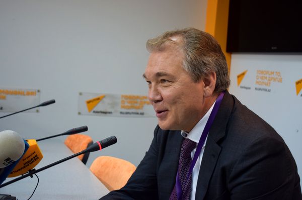 Глава комитета Государственной думы по делам СНГ, евразийской интеграции и связям с соотечественниками Леонид Калашников в Мультимедийном пресс-центре Sputnik Азербайджан - Sputnik Азербайджан