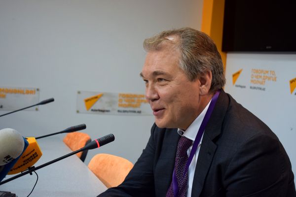 Глава комитета Государственной думы по делам СНГ, евразийской интеграции и связям с соотечественниками Леонид Калашников в Мультимедийном пресс-центре Sputnik Азербайджан - Sputnik Азербайджан