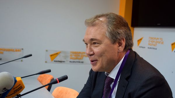 Глава комитета Государственной думы по делам СНГ, евразийской интеграции и связям с соотечественниками Леонид Калашников в Мультимедийном пресс-центре Sputnik Азербайджан - Sputnik Азербайджан