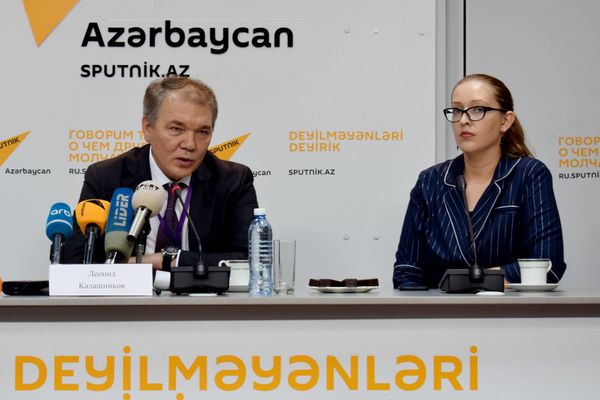 Глава комитета Государственной думы по делам СНГ, евразийской интеграции и связям с соотечественниками Леонид Калашников в Мультимедийном пресс-центре Sputnik Азербайджан - Sputnik Азербайджан