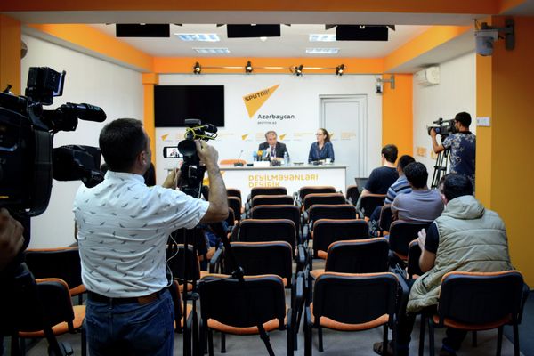 Глава комитета Государственной думы по делам СНГ, евразийской интеграции и связям с соотечественниками Леонид Калашников в Мультимедийном пресс-центре Sputnik Азербайджан - Sputnik Азербайджан