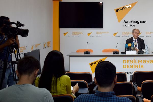 Глава комитета Государственной думы по делам СНГ, евразийской интеграции и связям с соотечественниками Леонид Калашников в Мультимедийном пресс-центре Sputnik Азербайджан - Sputnik Азербайджан