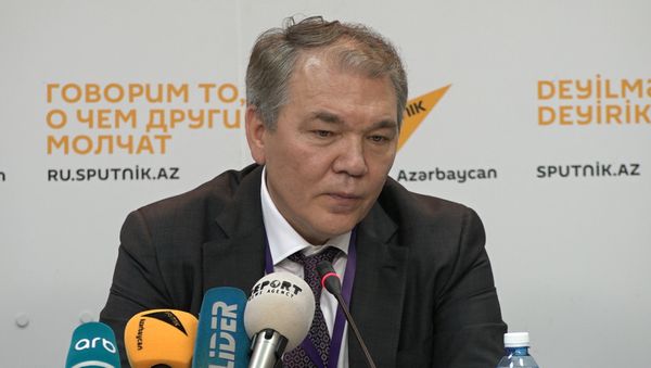 Глава комитета Государственной думы по делам СНГ, евразийской интеграции и связям с соотечественниками Леонид Калашников в Мультимедийном пресс-центре Sputnik Азербайджан - Sputnik Азербайджан