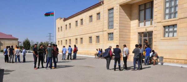 Мигранты у здания Государственной миграционной службы Азербайджана  - Sputnik Азербайджан